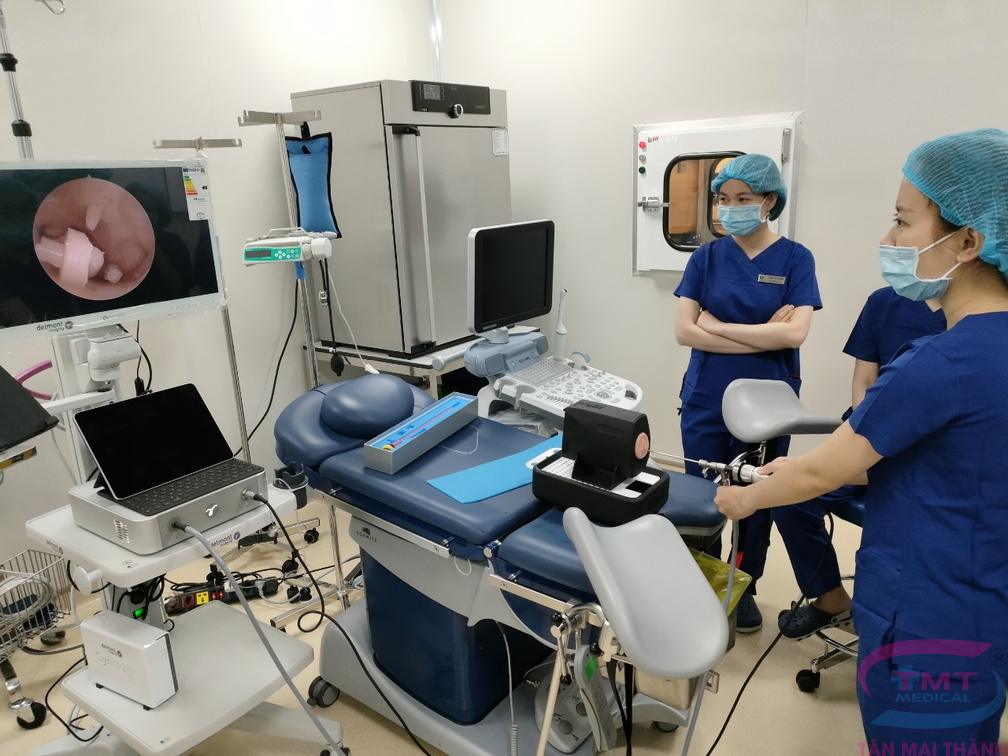 Một phòng khám sản phụ khoa được trang bị máy nội soi phẫu thuật buồng tử cung Delmont Imaging công nghệ tiên tiến từ Pháp