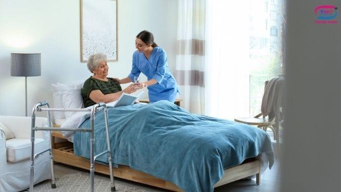 4 bí quyết để cùng chăm sóc người già trọn vẹn ngay tại nhà Những khó khăn thường gặp khi chăm sóc người già