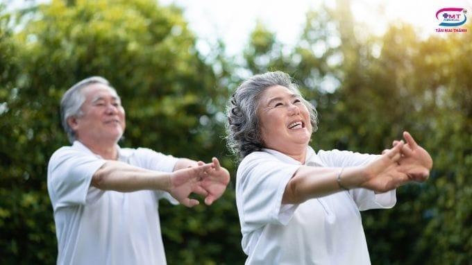 4 bí quyết để cùng chăm sóc người già trọn vẹn ngay tại nhà Tăng cường vận động, thể dục nhẹ nhàng