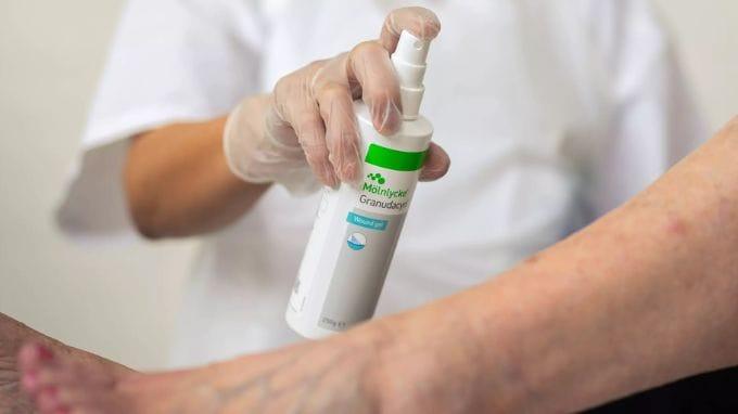 Nhiễm trùng vết mổ: định nghĩa, phân loại, biểu hiện và cách để chăm sóc, phòng ngừa Cách chăm sóc vết mổ sau phẫu thuật để phòng tránh nhiễm trùng