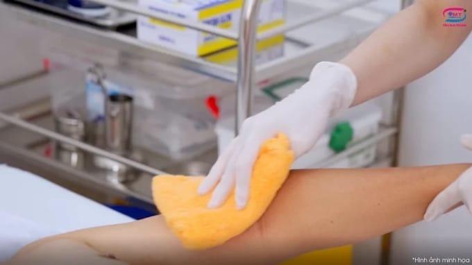 So sánh phương pháp tắm khô và tắm ướt cho người bệnh Tắm khô cho người bệnh nhanh chóng